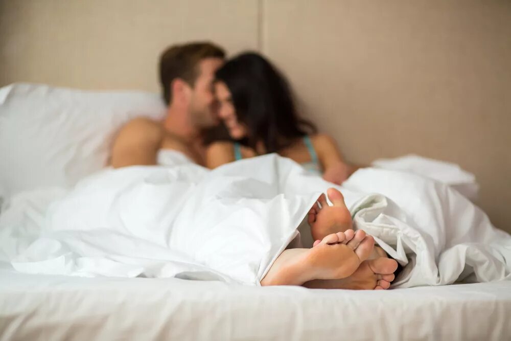 Пара под одеялом. Пара под одеялом. Мужчина и женщина в кровати. Парень и девушка под одеялом. Влюбленные в постели.