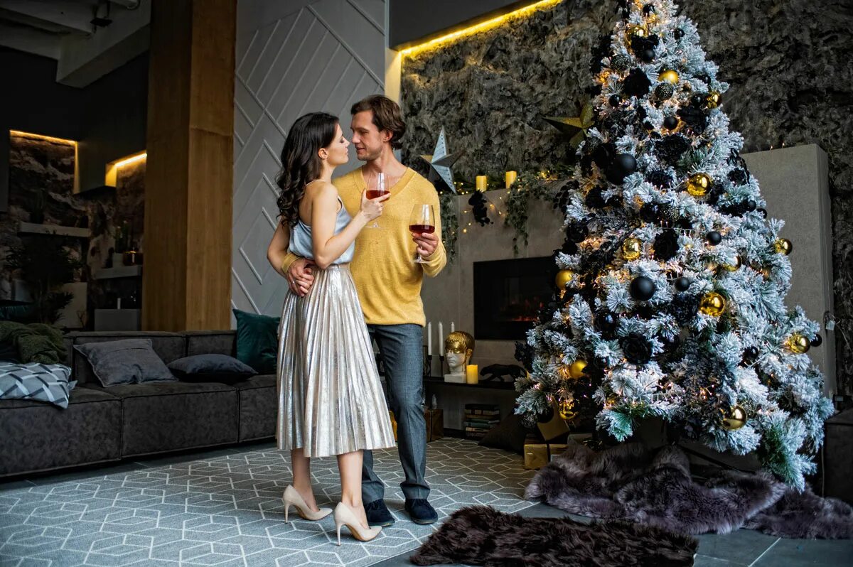 Новогодняя лав стори в студии. Фотосессия лав стори зимой в студии. Ели стори. Новогодняя фотосессия в студии. Фотосессия лавстори в студии на новый год орел.