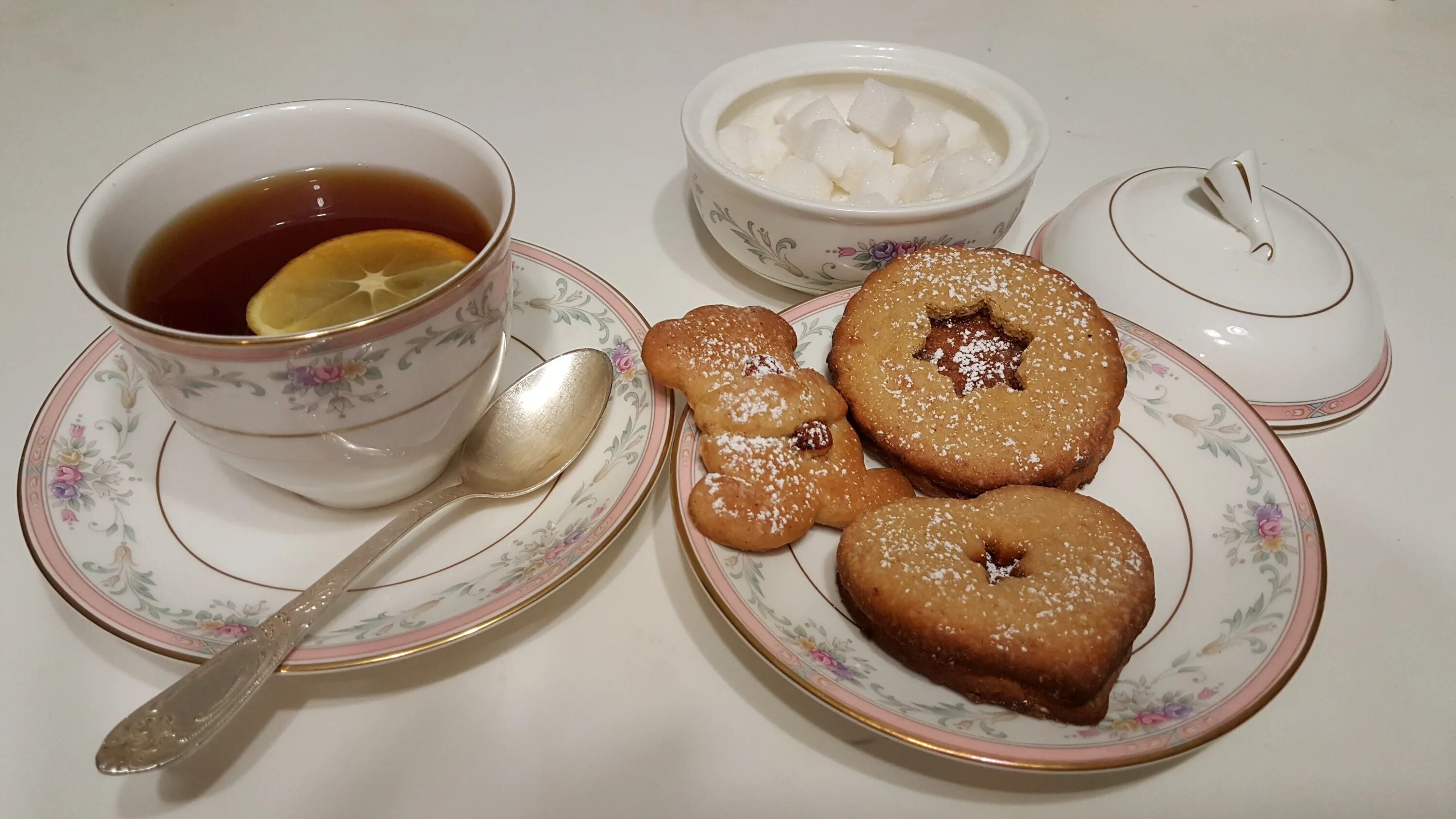 Чай пью с печеньем. Чай с печеньками. чашка чая с печеньем. печенье с чаем. чаепитие с печеньем.