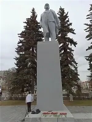 Первоуральск 2025. Памятник ленину. памятник ленину в сквере ленина. общество статуя. первомайка первоуральск.
