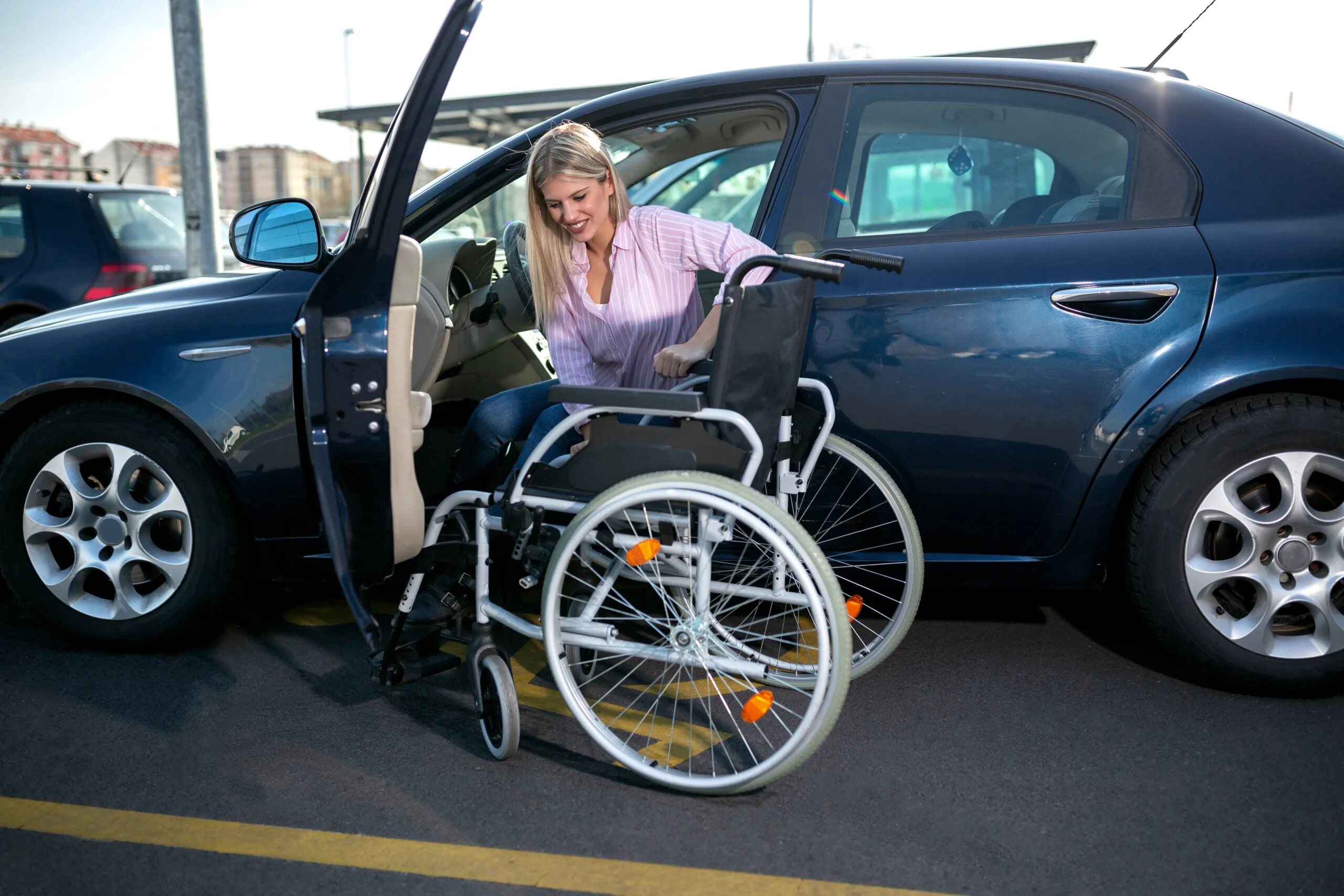 Где купить машину инвалиду. Автомобиль для инвалидов. Современные автомобили для инвалидов. Автошкола для инвалидов. Водитель с инвалидность. Иллюстрация.