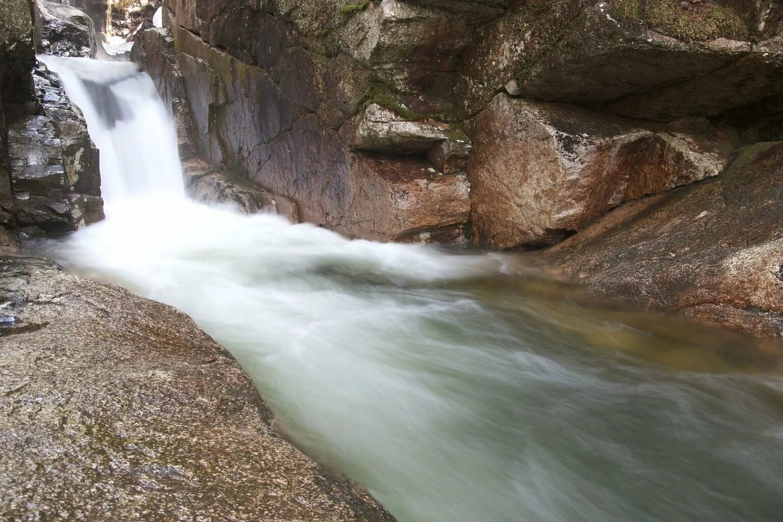 Естественные потоки воды река. Ручей водопад. Поток воды. Заводь с водопадом. Быстрый водопад.