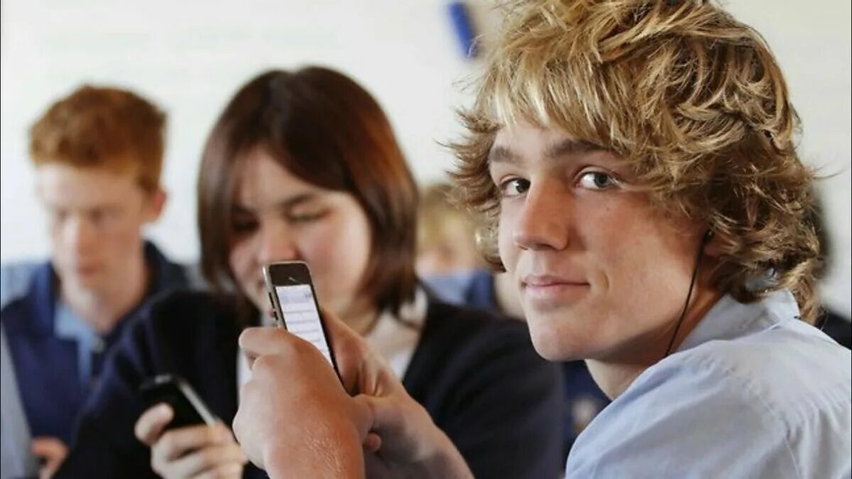 Где сидят молодые. Подросток со смартфоном. Подросток с телефоном. Студент со смартфоном. Телефон для подростков.
