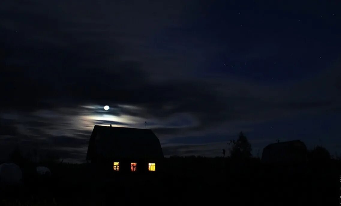 Растесс деревня-призрак. В брошенном богом поселение старом ночью. Деревенский храм ночью. Деревенская церковь ночью. В брошенном богом поселение старом ночью.