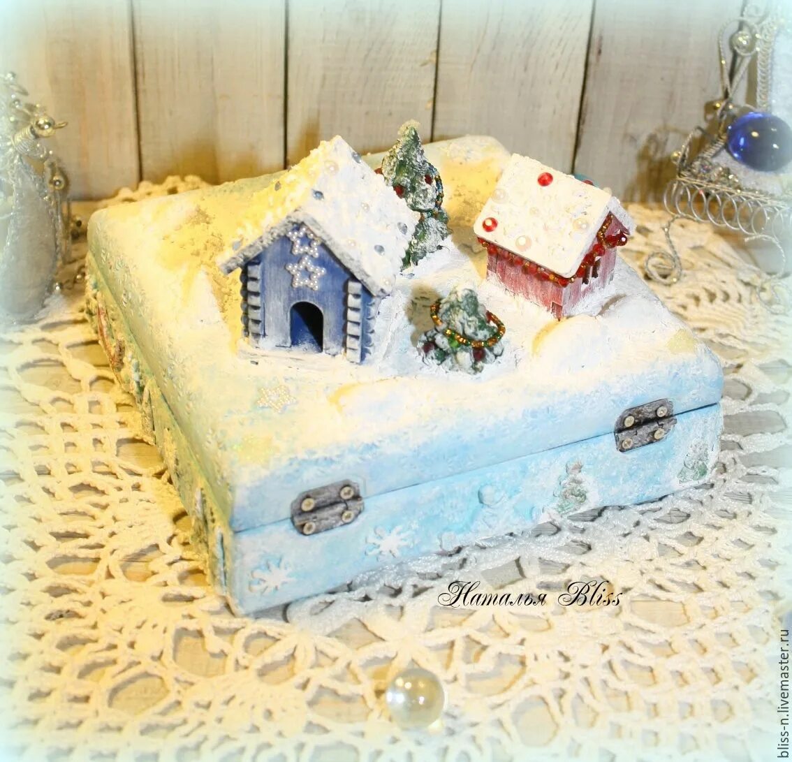 Новогодний сундучок поделка в садик. Подделка в детский сад новогодний сундучок. Подделка в детский сад новогодний сундучок. Сундучок деда мороза. Новогодний ларец поделка.