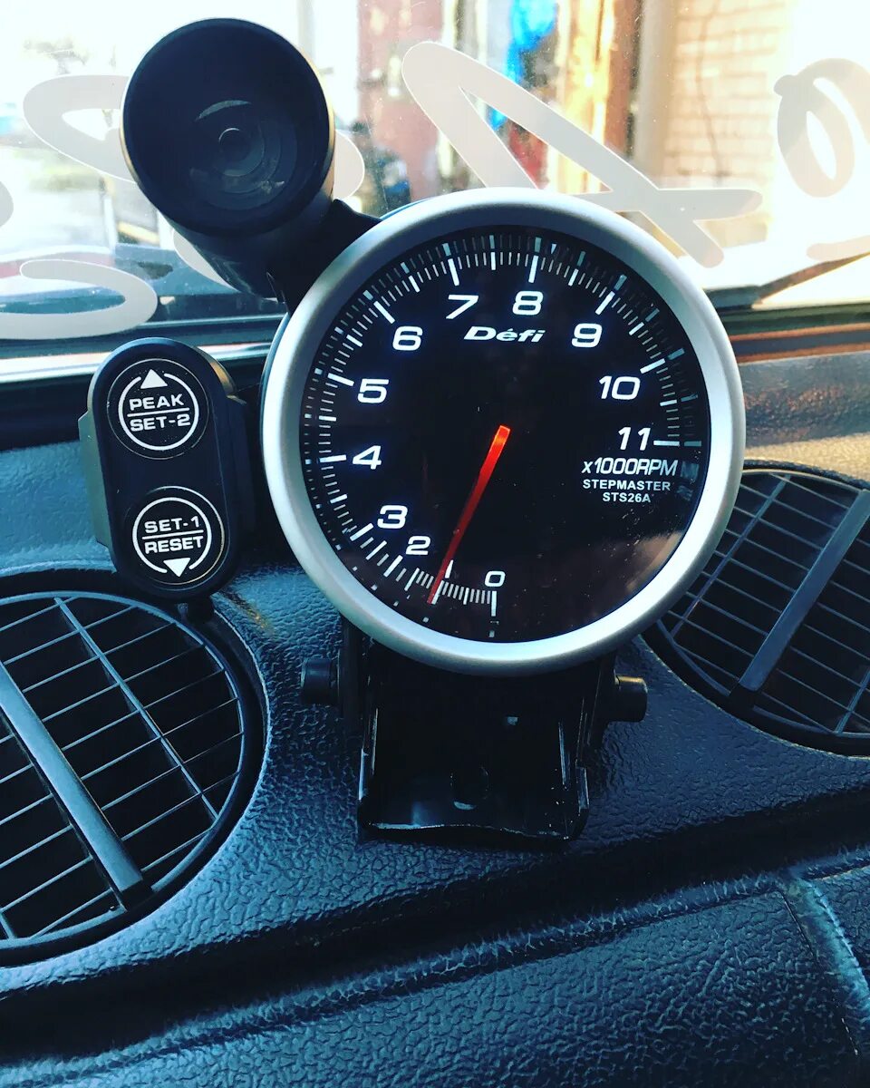 Как снять тахометр. Как снять тахометр. Выводы стрелочного тахометра. Разбор приборной панели ваз 2106. Как снять тахометр.