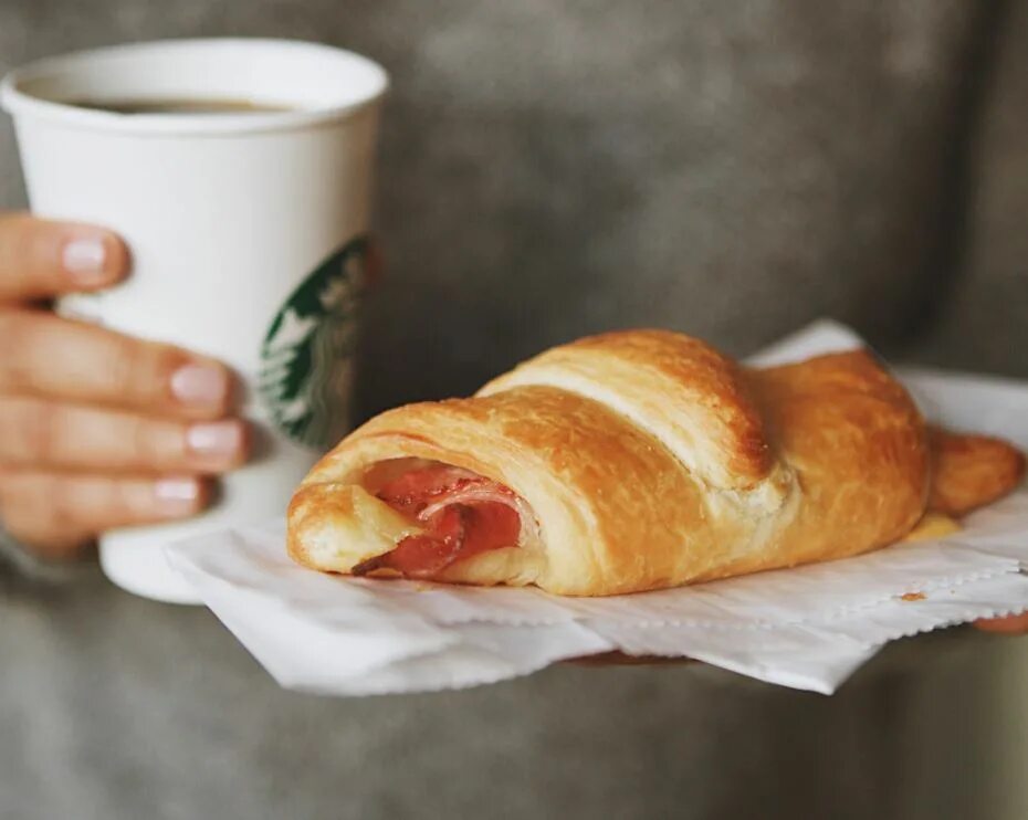 Круассан ролл. Круассан старбакс. миндальный круассан старбакс. chocolate croissant старбакс. круассан ролл старбакс.