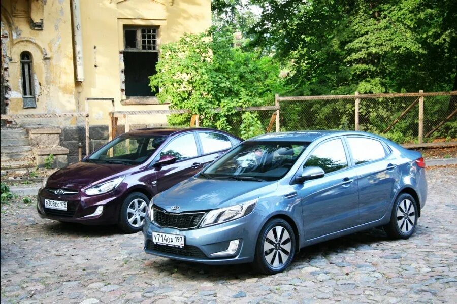 Киа рио или хендай солярис. Kia Rio Hyundai Solaris. Киа Рио и Хендай Солярис машину. Solaris,Kia Rio-3. Kia Rio Hyundai Solaris 2012.