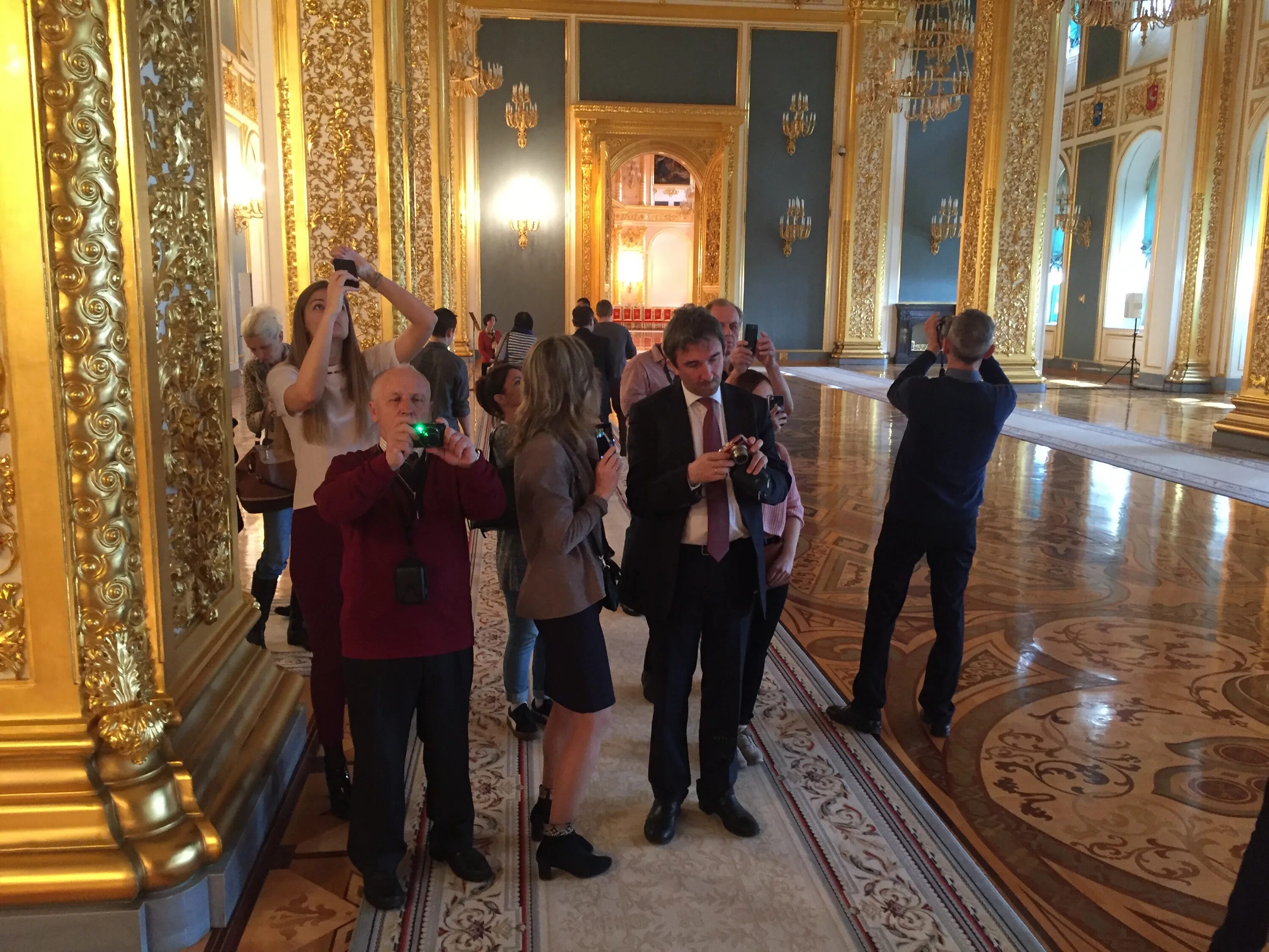 Кремлевский дворец 24 февраля. Экскурсия в большой Кремлевский дворец. Экскурсия в Кремлевский дворец. БКД Кремль экскурсия. Парадные залы кремлевского дворца экскурсия.