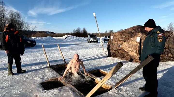 Купание в проруби. Крещение прорубь. Купель на Урале. Крещенское купание в проруби. Видео крещения утонула женщина