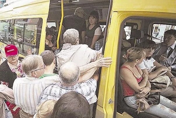 Лезет в автобусе. Битком набитый автобус. люди в автобусе битком. переполненный микроавтобус. переполненный общественный транспорт.