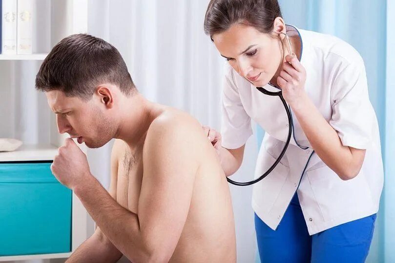 К доктору. Пациент кашляет. Врач слушает пациента. Врач осматривает пациента.