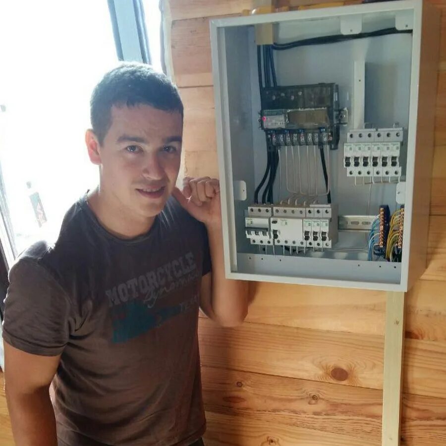 Работа в тюмени электромонтажником. Электросантехник. Электромонтер. Работа в тюмени электромонтажником. Электрик.