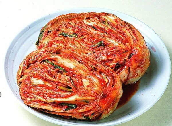 Сколько хранится кимчи. Ким чи корейская капуста этикетка. Капуста кимчи пятерочка. Корейская еда кимчи. Кимчи вантуккон 110г.