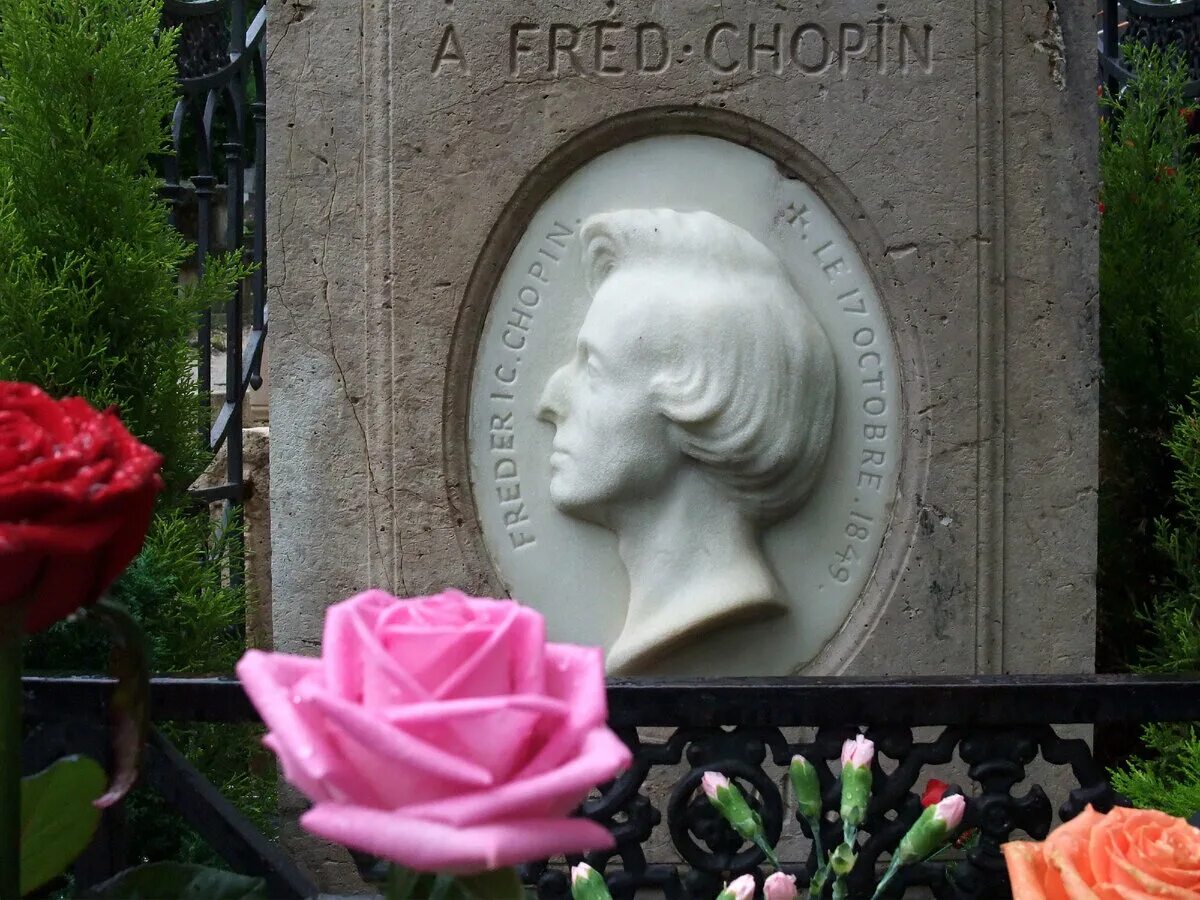 Похороненный шопен. Кладбище пер Лашез могила Шопена. Могила Шопена в Париже. Шопен пер Лашез.