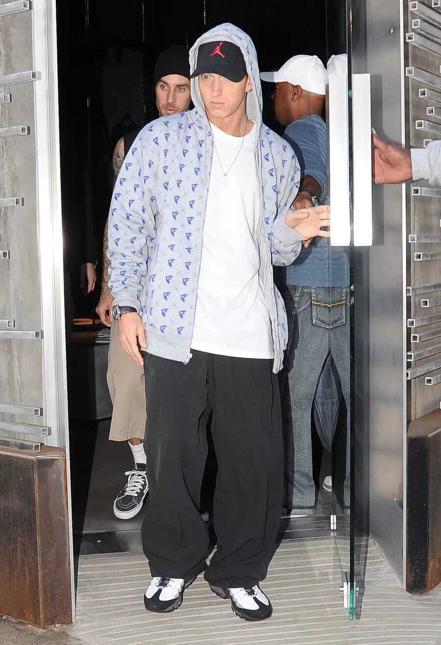 Эминем стиль одежды 2000. Eminem 2002. Эминем в джинсах. Эминем одежда. Эминем стиль одежды 2022.