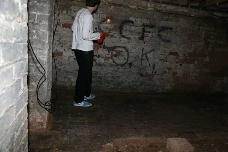 Подвальная жизнь. Подвальная жизнь. Страшное существо в подвале. Уборка подвалов многоквартирных домов. Подвал внутри.