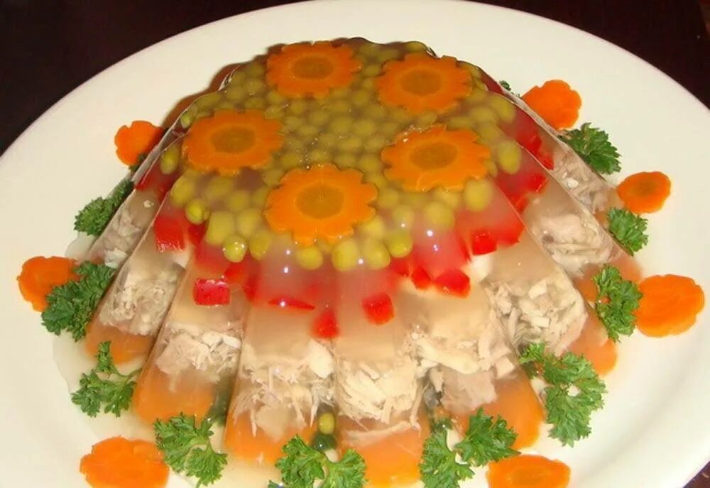 Как добавить желатин в холодец из курицы. Заливное из курицы. красивое заливное из курицы. красивый холодец. украшение холодца.