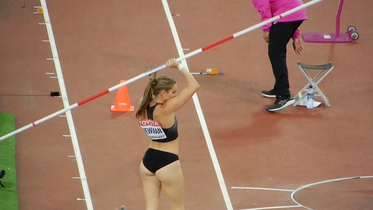 Алиша прыжки с шестом. Alisha newman. Chiara sistermann прыгунья. Newman прыжки с шестом alisha. Эмоции в спорте.