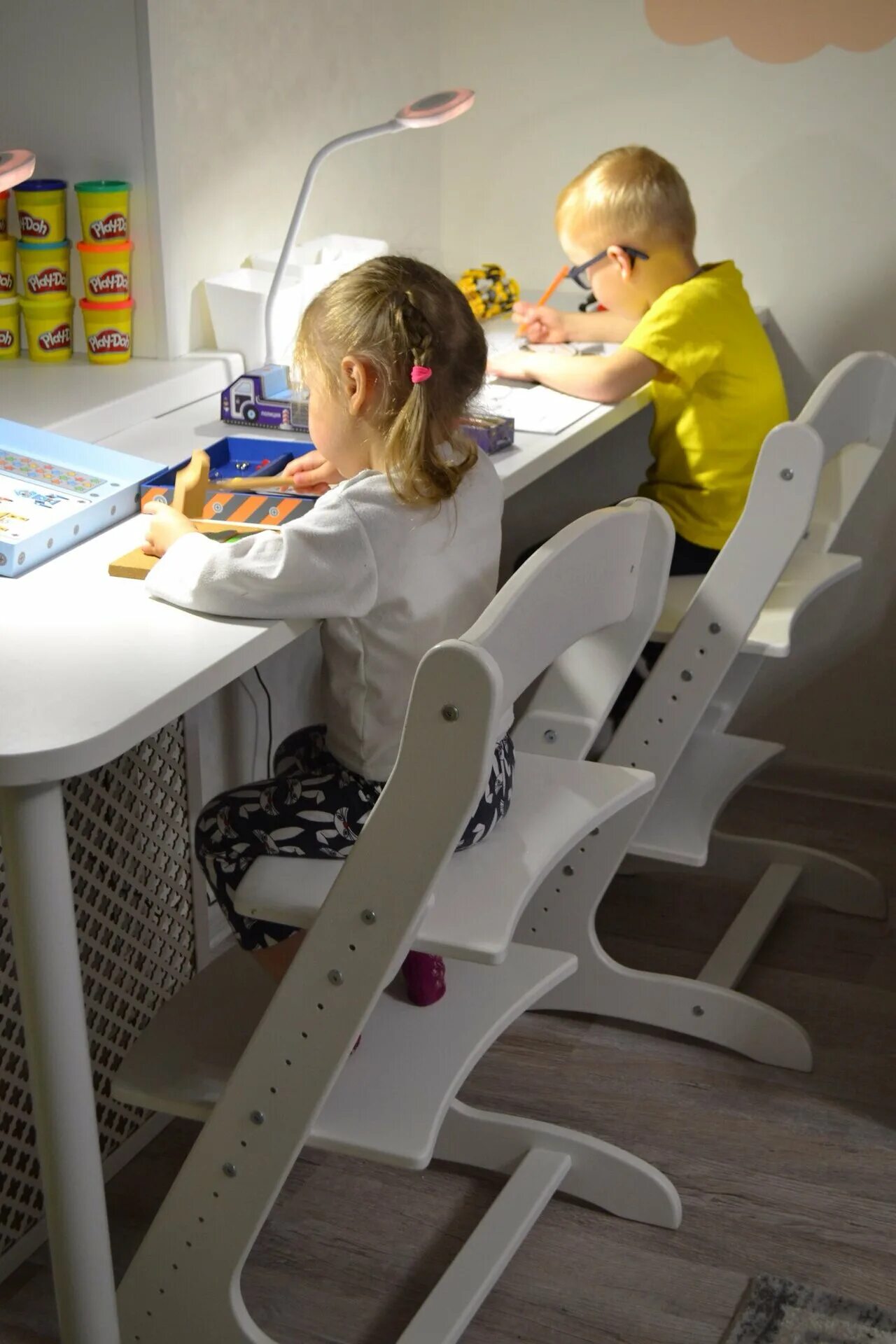 стул «малыш». растем вместе с детьми. растущий стульчик на колесиках. приглашаем на пробное занятие вместе с мамой. стол и стул вырастайка.