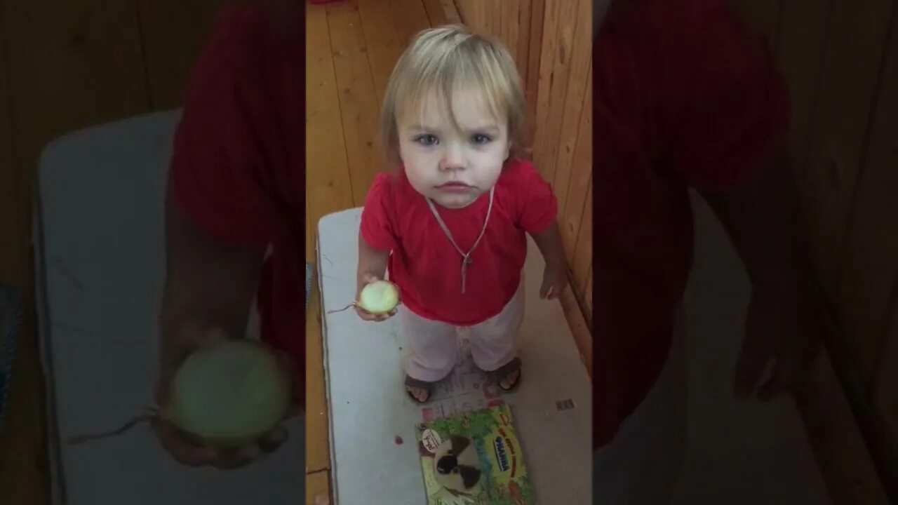 Девочка есть лук видео. Девочка ест луковицу. Мальчик ест луковицу. Мальчик ест лук. Ребенок ест лук.