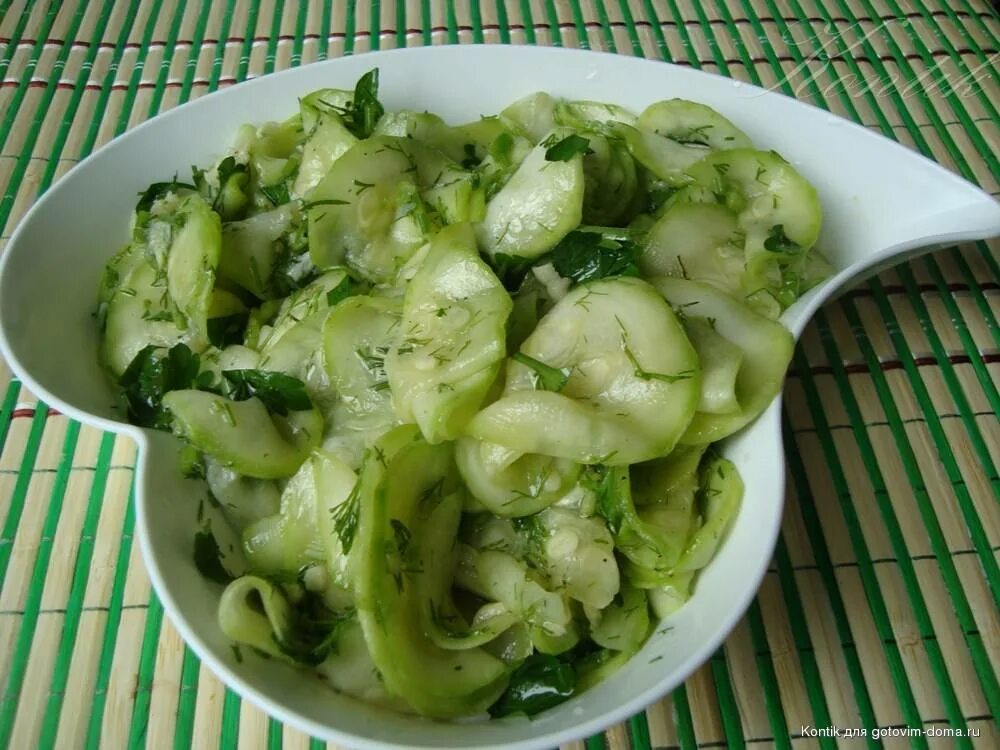 Кабачки с уксусом и чесноком быстрого приготовления. Малосольные кабачки быстрого приготовления. маринованные кабачки быстрого приготовления. кабачки маринованыебыстро. сырые кабачки в маринаде.