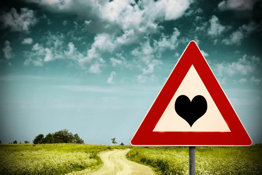 Любовь путь судьбы. Любовный треугольник. Треугольник любви. Дорога к сердцу. Оригинальные дорожные знаки.