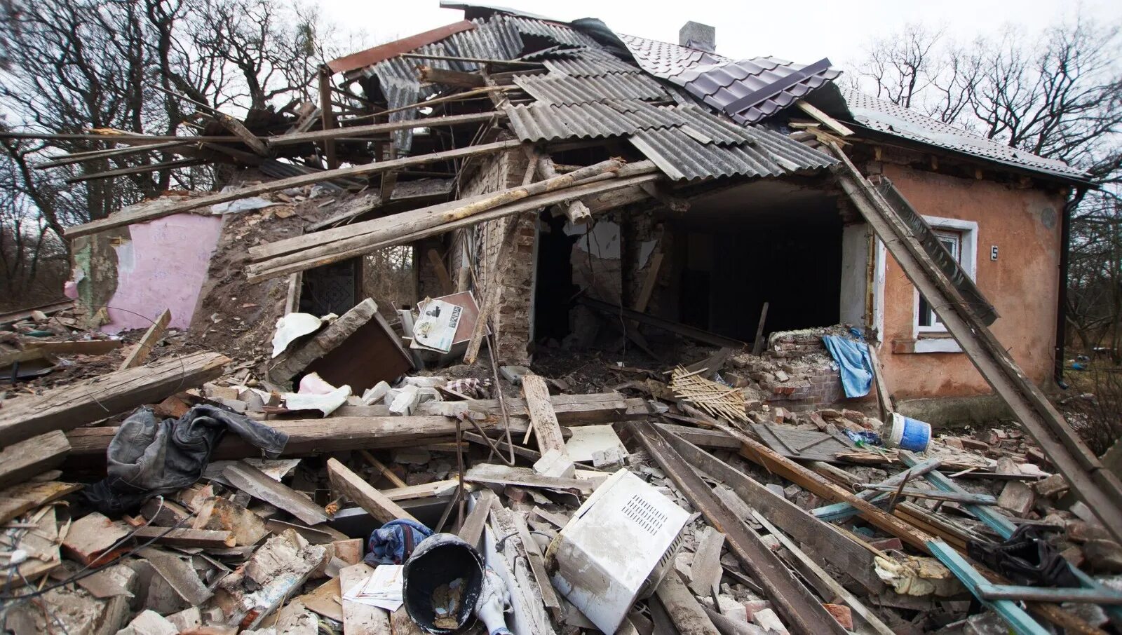 Разрушенный взрывом дом. Взрыв газа в частном доме. Разрушенный частный дом. Частный дом после взрыва.