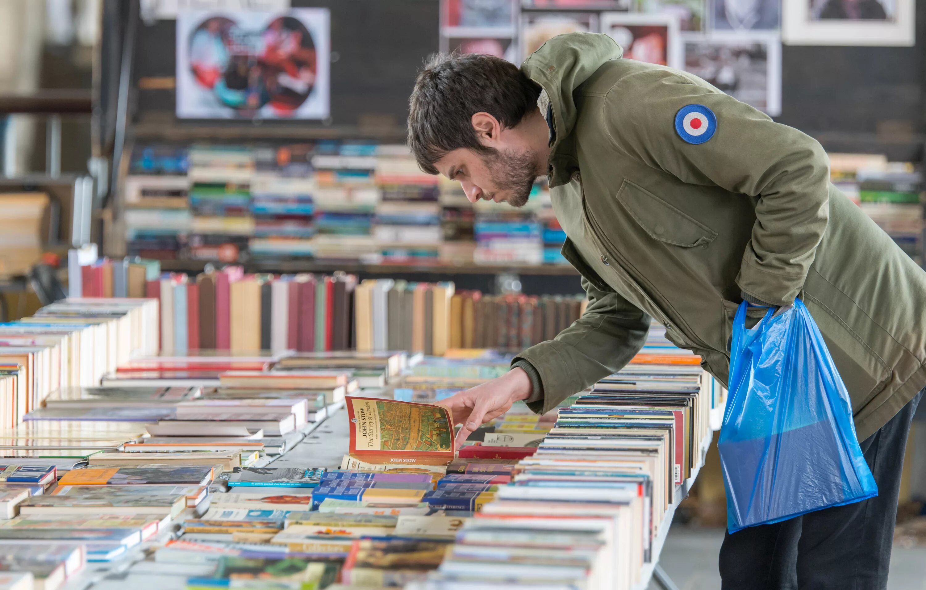 Книжный рынок. Люди в книжном магазине. Много книг. Книжная торговля. Shopping books 7