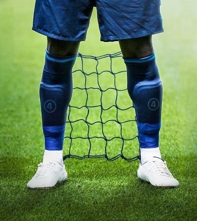 Сетка между. Сетка для ограждения лестниц. Аксессуар для вратаря сетка между ног. Защитная сетка на лестницу. Сетка на ногах вратарю.