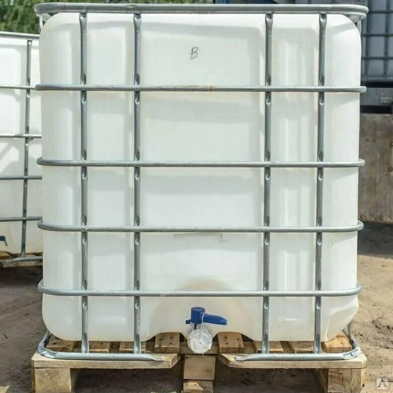 Еврокуб ibc 1000. Емкость кубическая б/у. Ёмкость кубовая в обрешётке. Еврокуб v-1000 л на металлическом поддоне. Емкость кубовая 1000.