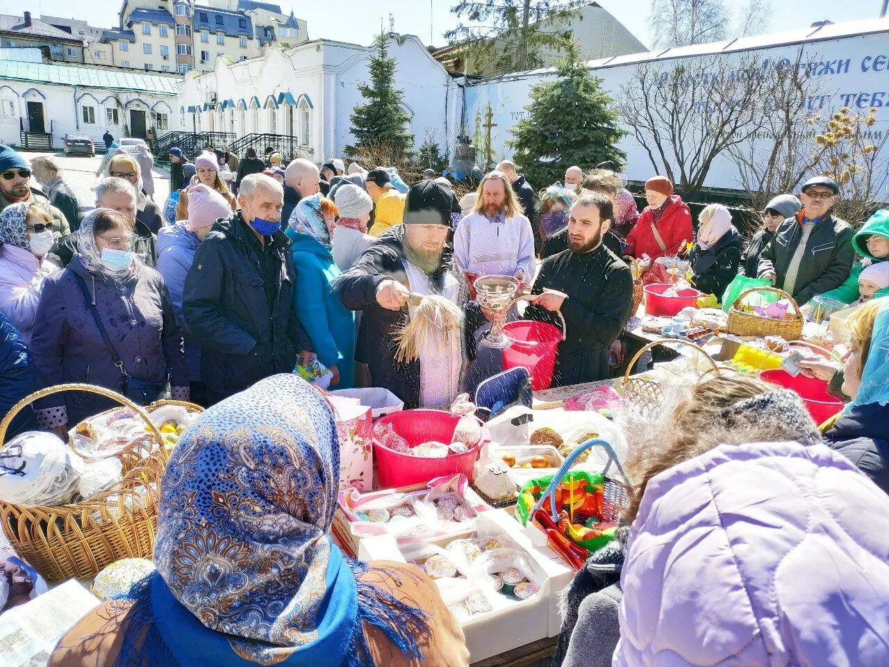 Когда святить куличи в 2024. Освящение куличей. Святить куличи. Освящение пасок и куличей. Освятить кулич.