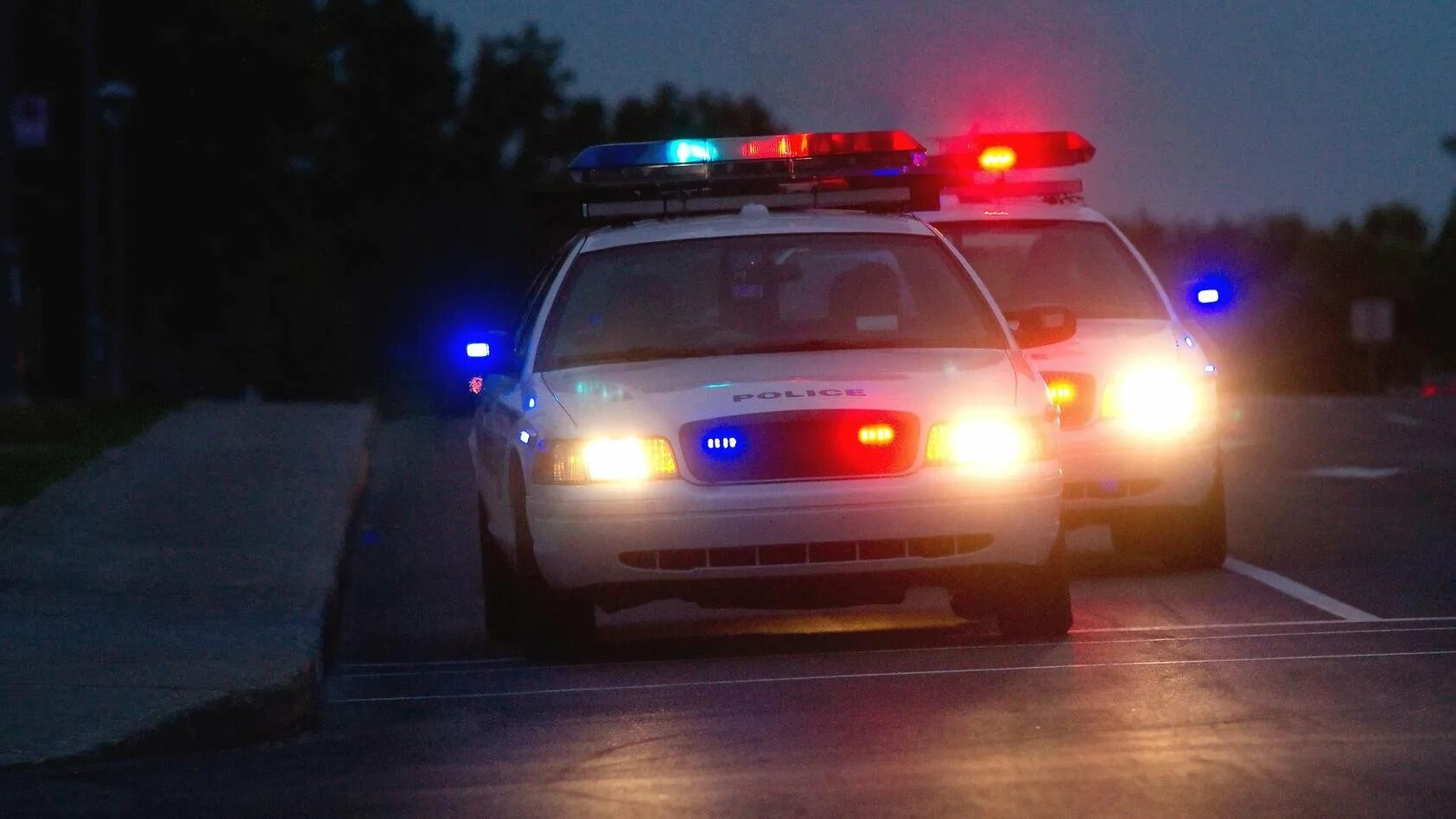 Полиция едет на вызов. Ford crown victoria гаи. полицейская мигалка сша. полиция сша автомобили мигалки. проблесковые маячки дпс.