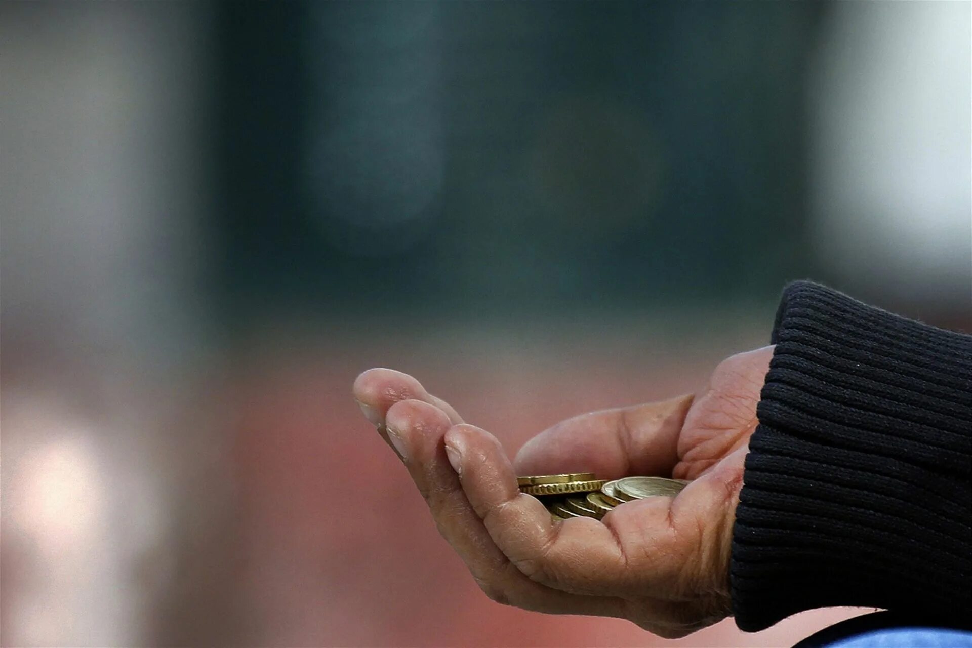 Протягивает руку. Не оскудеет рука дающего. Рука просящего и рука дающего. Притча о милосердии и сострадании. Да не оскуднеет рукадающего.