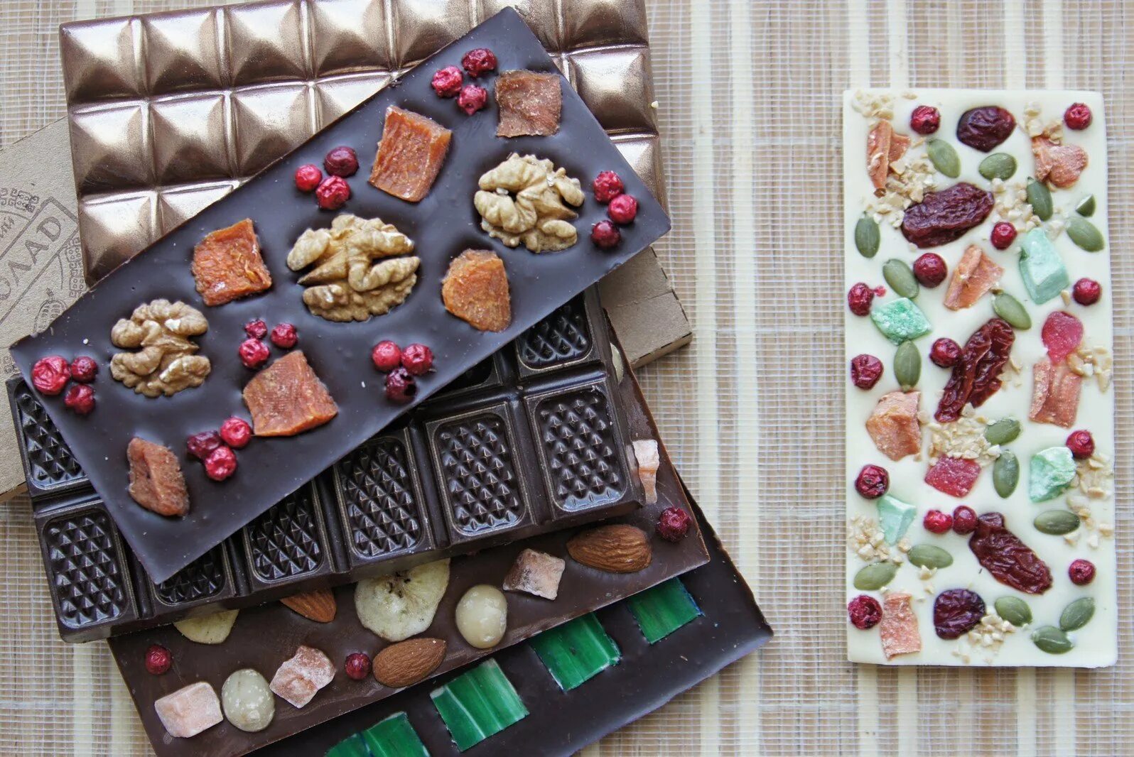 Оригинальные шоколадные конфеты. Конфеты ручной работы. Конфеты шоколадные в коробке. Шоколадные конфеты оригинальные. Красивые шоколадные коробки.