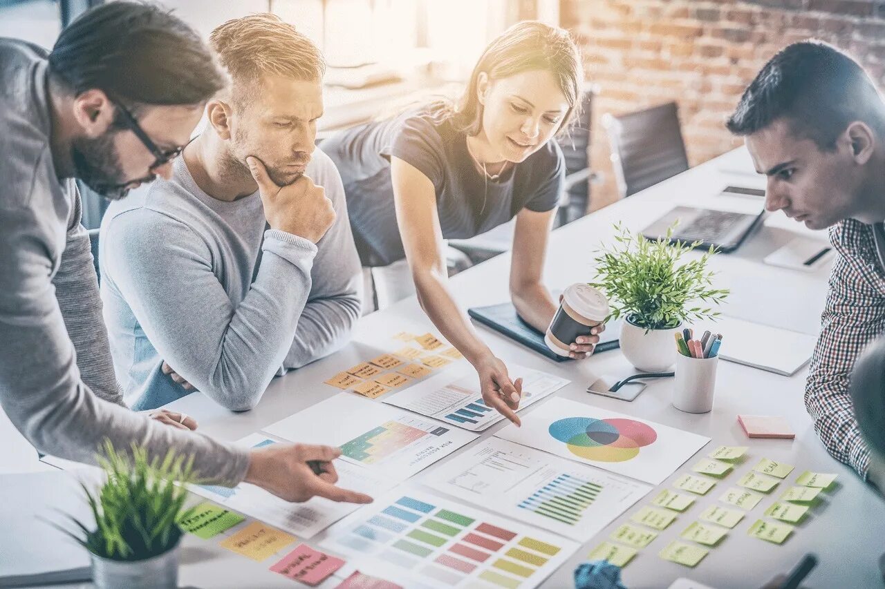 Совещание программистов. Идеи для стартапа. Корпоративное общение. Стартап опыт. Маркетинг бизнесмен.