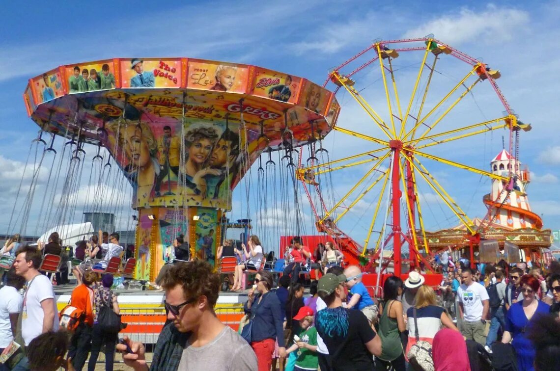 Ярмарка с аттракционами на английском. Ярмарка сша аттракционы. Funfair фото. Ярмарка аттракционов картинки. Парк аттракционов в америке.