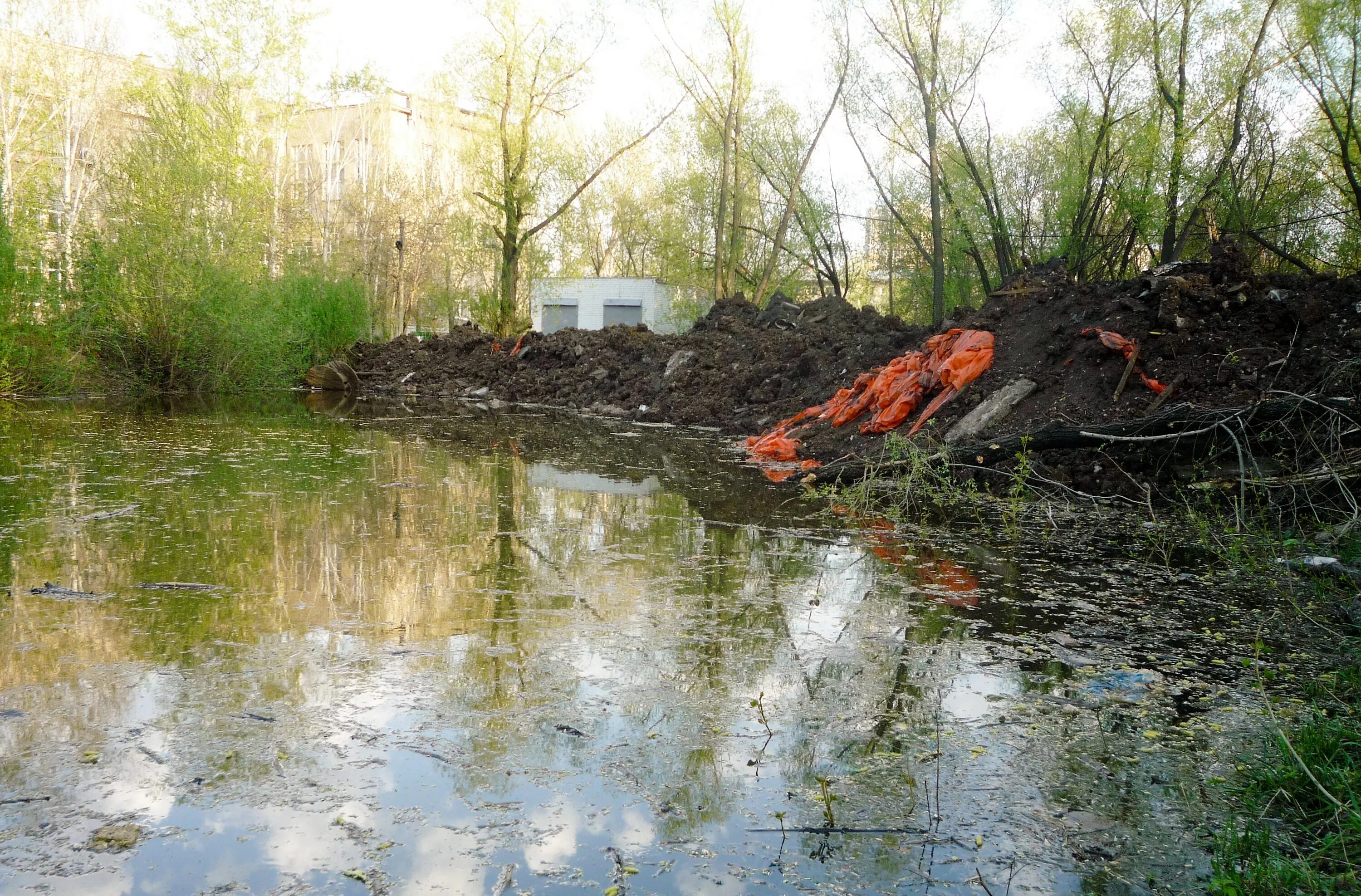 Пруд разливается. Восстановление водоемов. уничтожение водоемов. кислотные дожди водоемы. аварийные пруды.