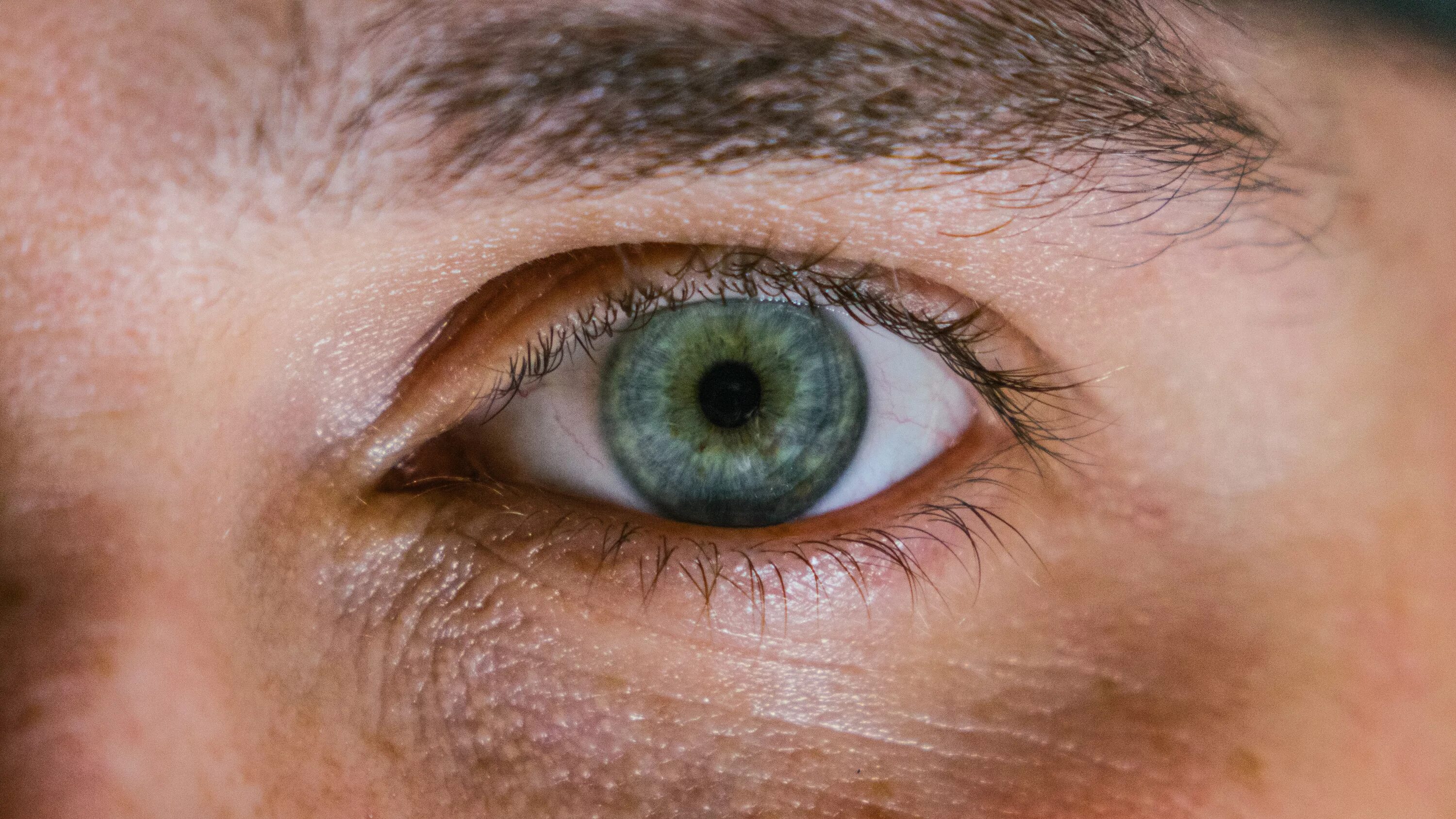Горизонтальные зрачки. Глаз человека. Глаза мужские. Зеленые глаза мужские.