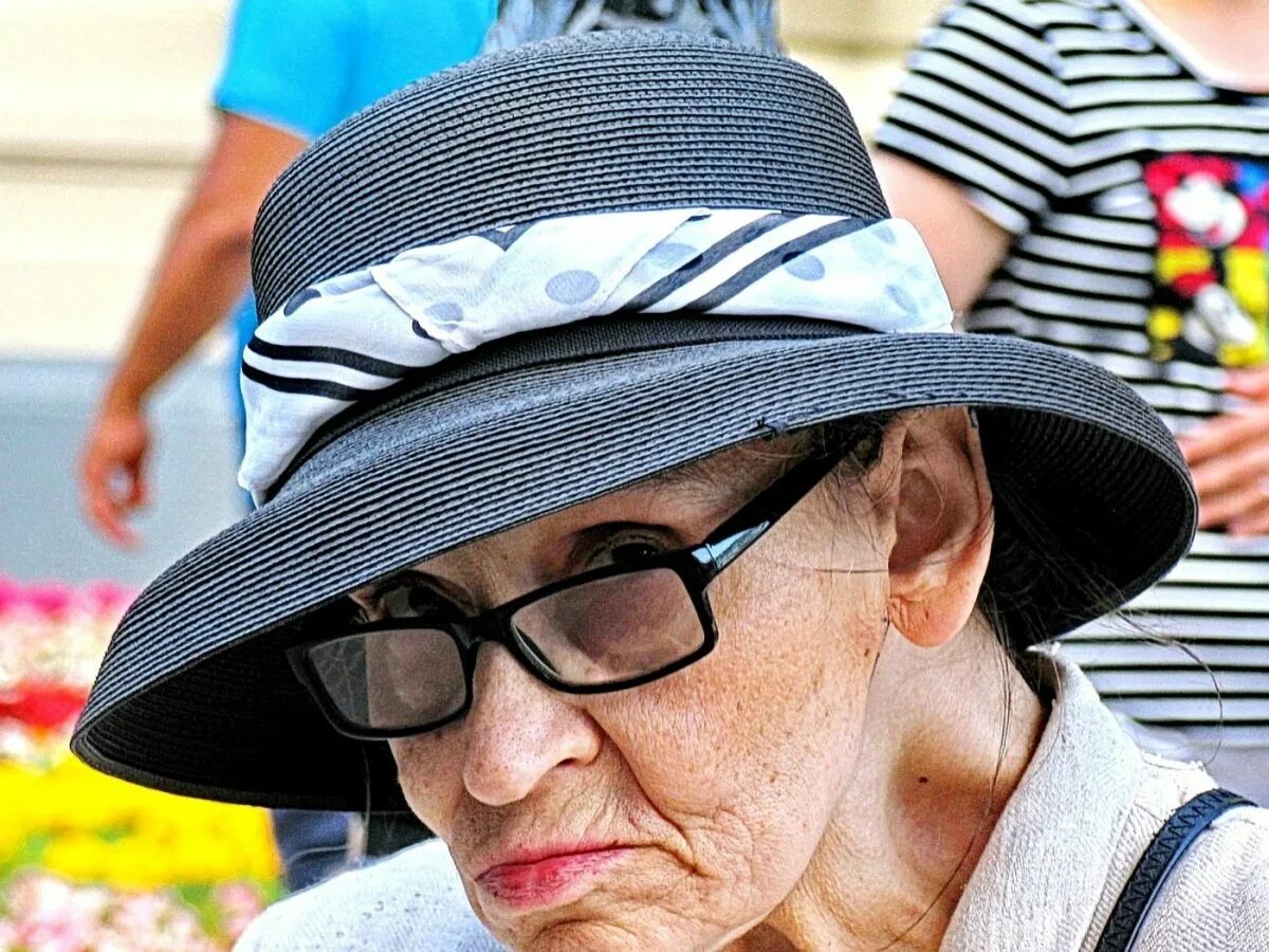 Шляпа старушки. Пожилая женщина в шляпе. Шляпки для пожилых женщин. Бабушка в шляпке. Пожилая дама в шляпке.