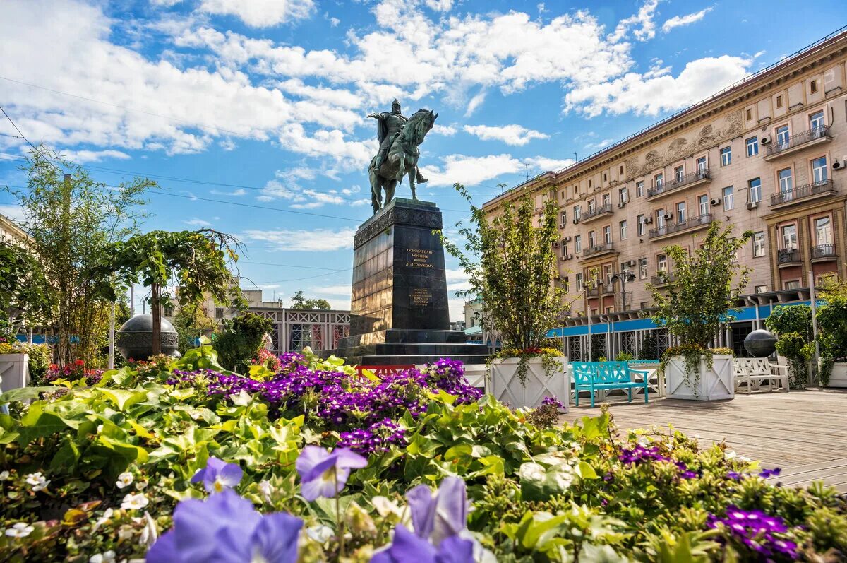 Москва улица юрия. Тверская площадь памятник юрию долгорукому. памятник долгорукому в москве на тверской. тверская улица памятник долгорукому.