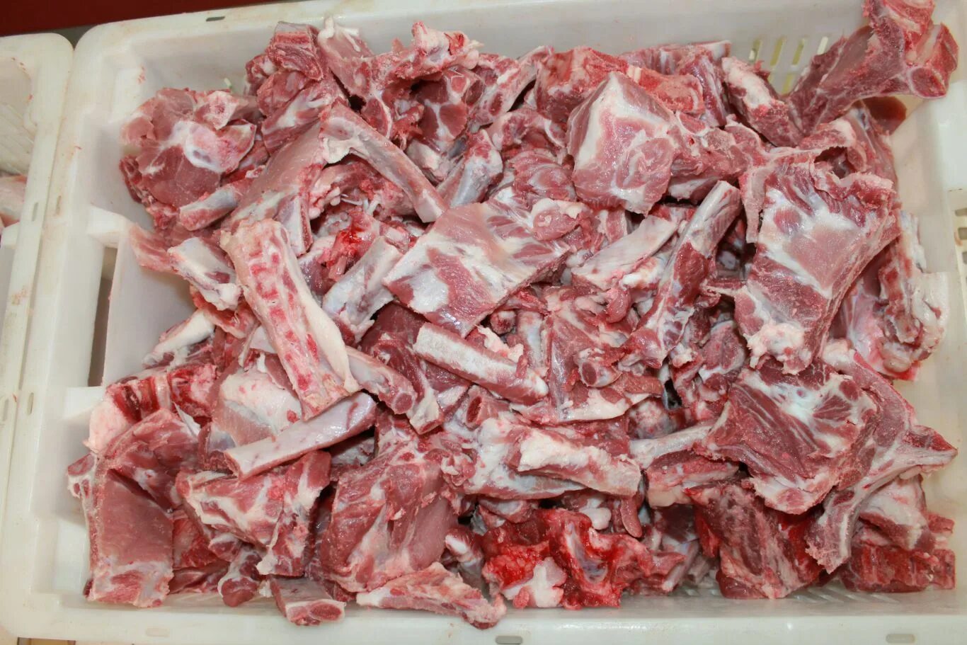 Расфасован по 1 кг в. Свиное рагу. Рагу свиное полуфабрикат. Рагу свиное мясо. Свиные полуфабрикаты.