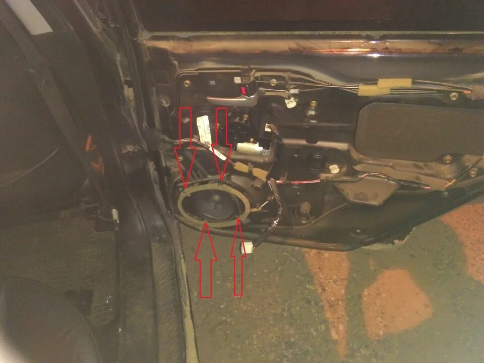 Зняцце і ўстаноўка блока задняй дзверы (Мазда Mazda3 BK (Аксела) 2003-2009: Куза