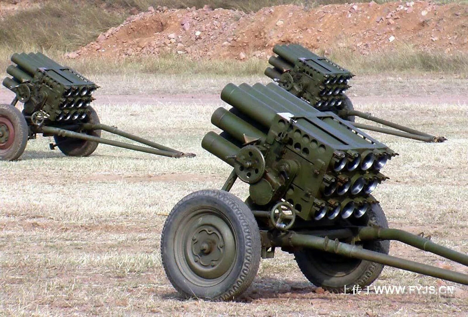 Тип 4 63. 107-мм рсзо (тип 63/107). type 63 рсзо. 107-мм рсзо тип 63. реактивная система залпового огня тип-63.