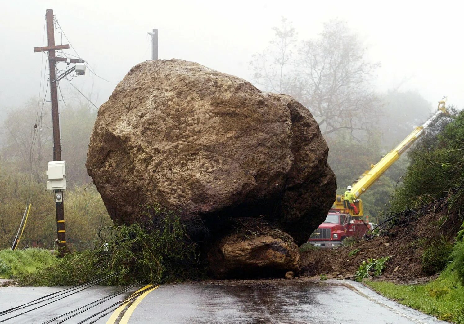 Препятствие на дороге. Валун на дороге. Камень на дороге. Огромный камень на дороге.