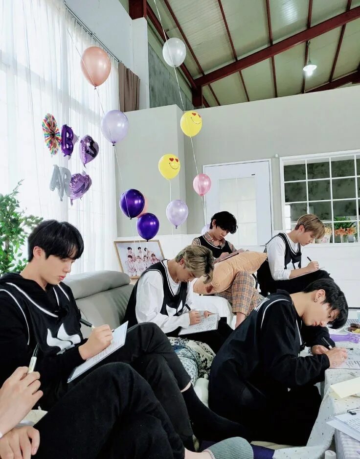 Bts sowoozoo 2021 muster карточки. Бтс 2013 дебют. 13 июня бтс. Бтс феста 2014. Бтс 2013 дебют.