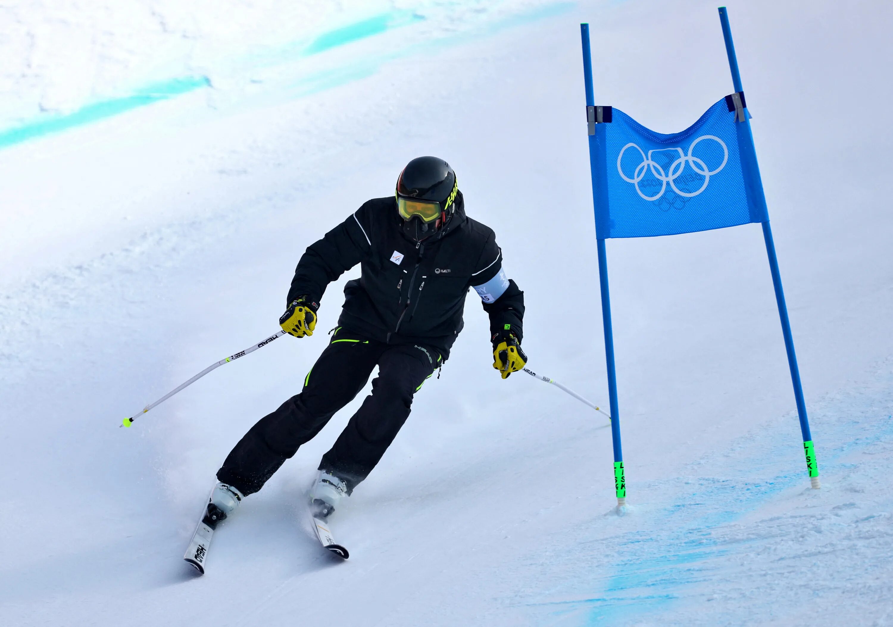 Международная федерация лыжного. Горные лыжи в Пекине. Горные лыжи синие. Олимпийские игры в Пекине 2022 лыжи.