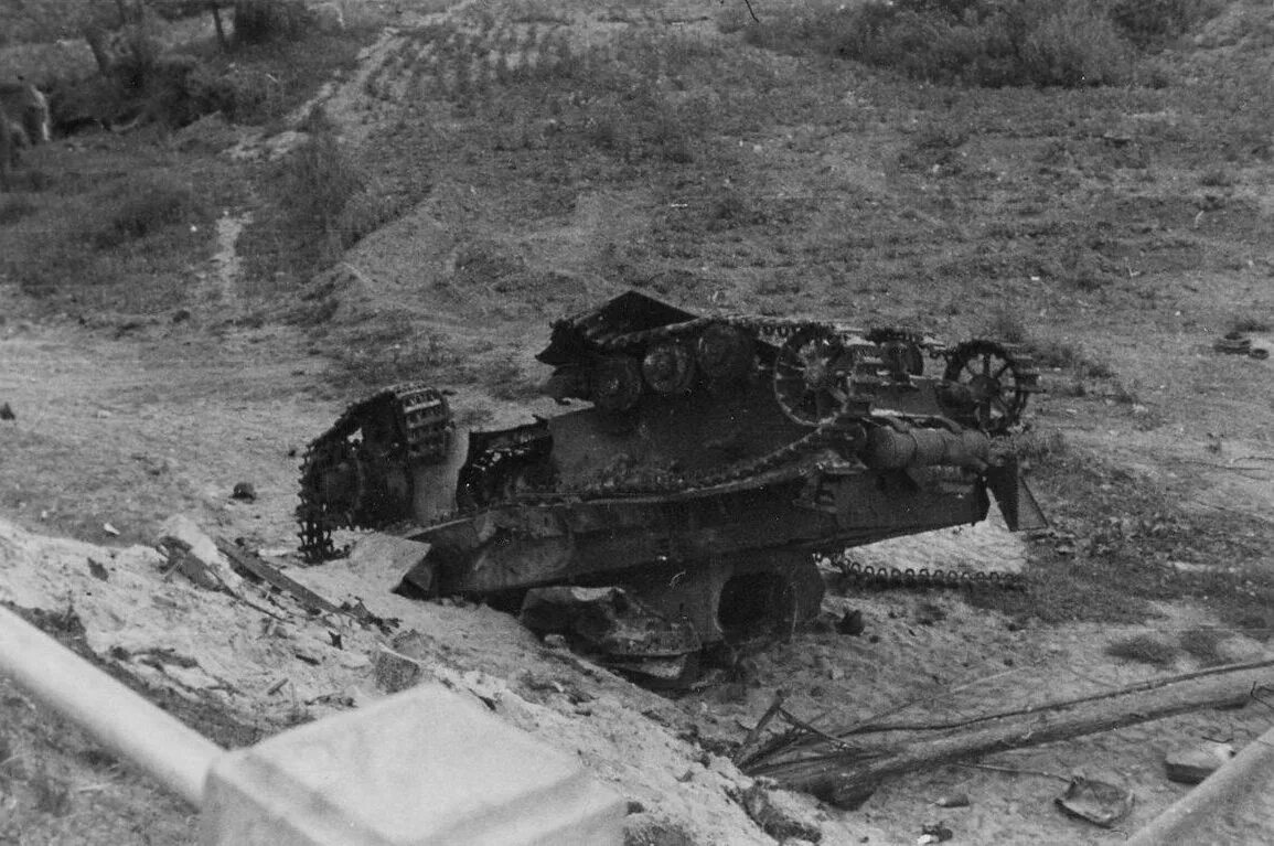 Кадры подбитой техники. Подбитый немецкий танк 1941. Уничтоженные немецкие танки 1941.