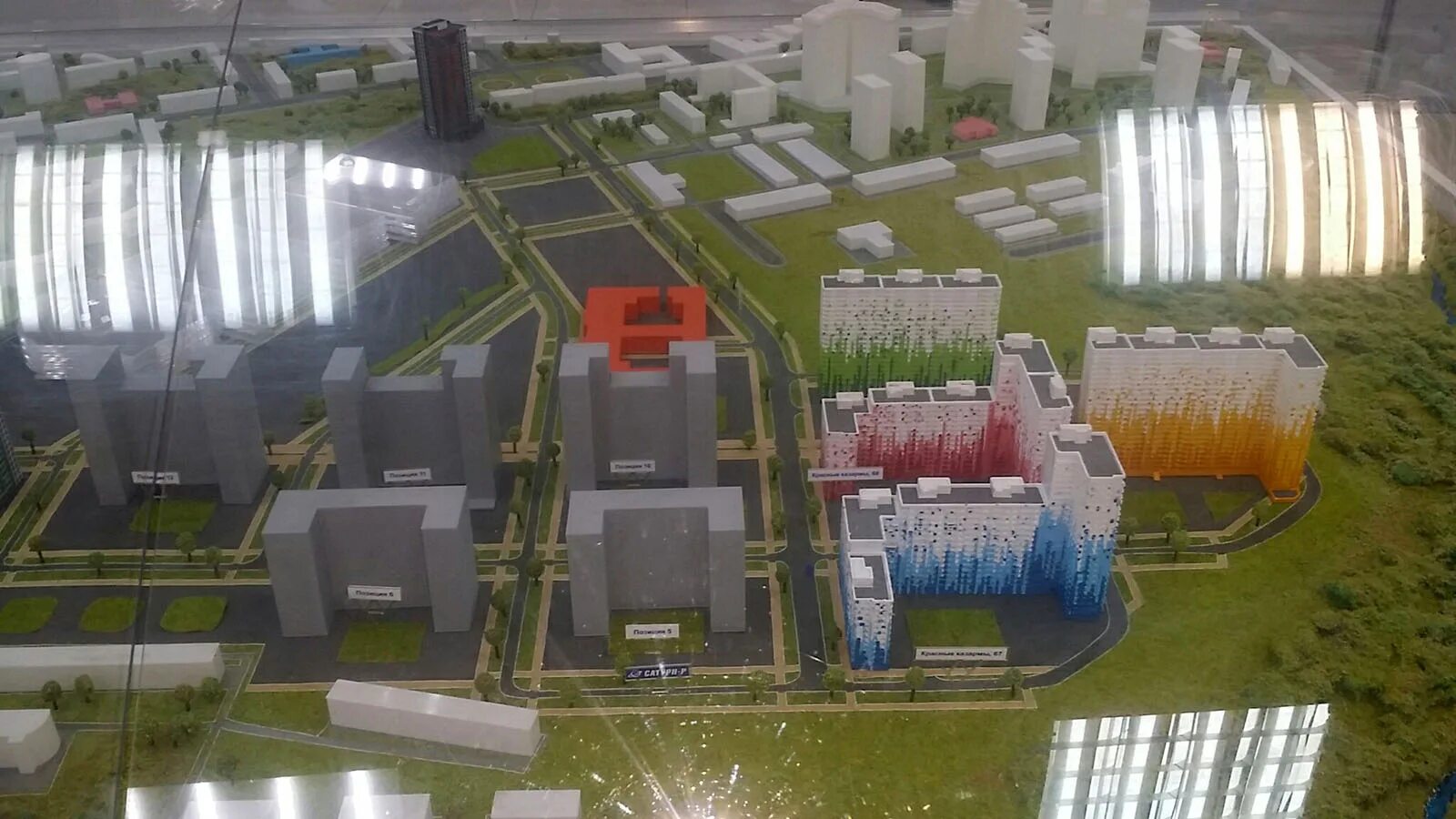 Школа 17 серпухов. Фасады трехэтажных многоквартирных домов. Архитектурный проект бизнес центра. Красивые фасады многоэтажных домов. Трехэтажный жилой дом.