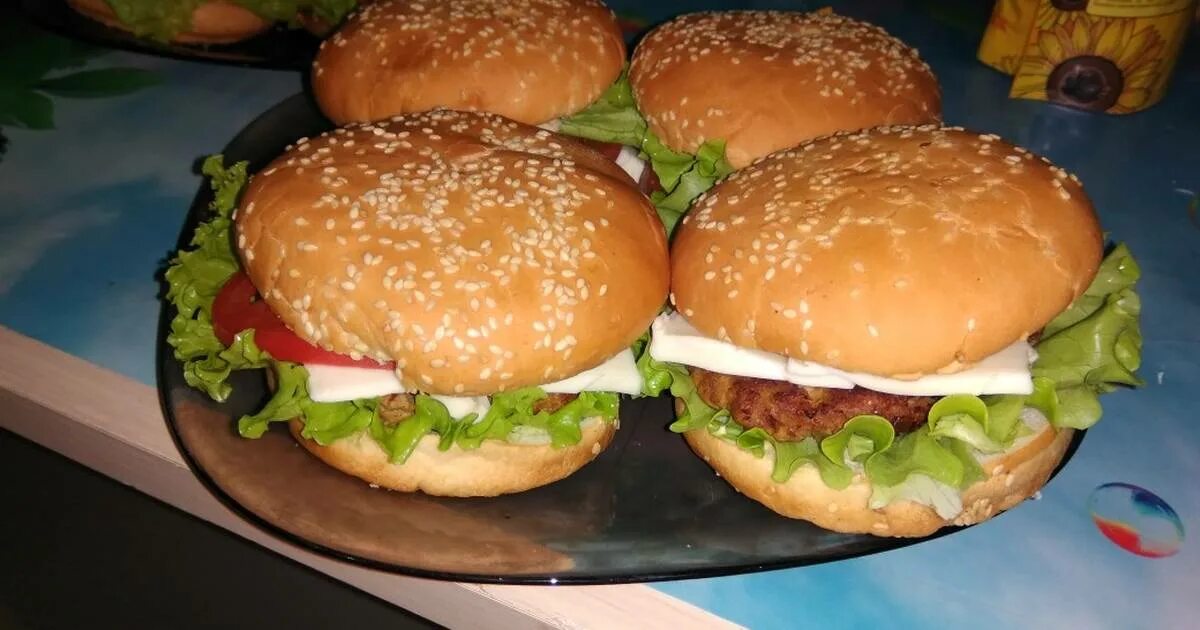 бургеры в домашних условиях. домашний гамбургер с котлетой. бургеры в домашних условиях. домашние гамбургеры с котлетой. домашний бургер с котлетой пошаговый рецепт.